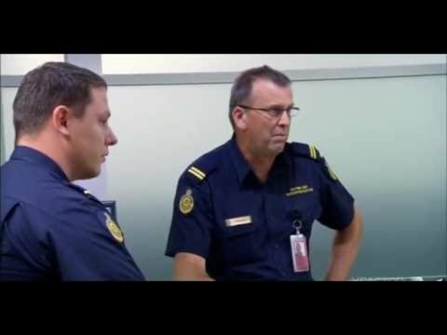 澳洲邊境部隊(Australian Border Force,ABF)官員最近攔阻35名台灣人入境,指他們打算從事「鍋爐室」(Boiler Room)詐騙。 圖:翻攝自Youtube 澳洲邊境部隊(Australian Border Force,ABF)官員最近攔阻35名台灣人入境,指他們打算從事「鍋爐室」(Boiler Room)詐騙。 圖:翻攝自Youtube
