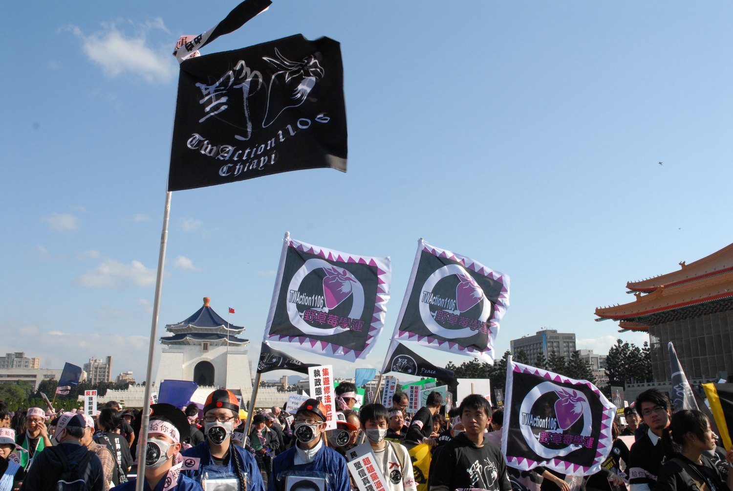 2008年12月7日，學生再次走上街頭，在中正紀念堂自由廣場抗議國家暴力，要求時任總統的馬英九與行政院長劉兆玄道歉。  （圖：邱萬興/攝影）