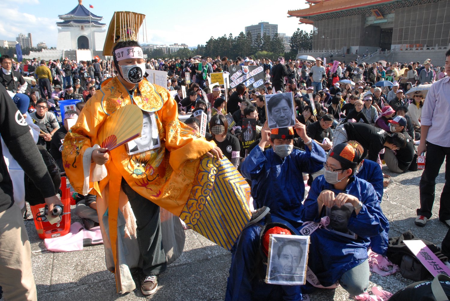 「1207野給你看」遊行中，有許多諷刺行動劇，如將時任海峽兩岸關係協會會長的陳雲林塑造成「皇帝」形象，而把時任總統的馬英九與行政院長劉兆玄，塑造成一旁唯唯諾諾的「臣子」。  （圖：邱萬興/攝影）
