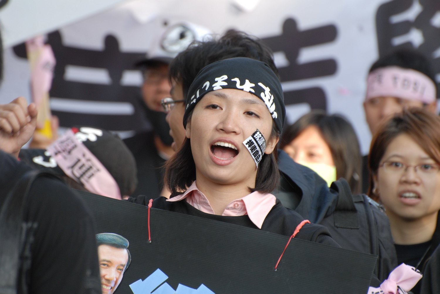 遊行抗議民眾要求時任總統馬英九與行政院長劉兆玄公開道歉，希望中國國民黨能保障人權及修改集會遊行法。  （圖：邱萬興/攝影）