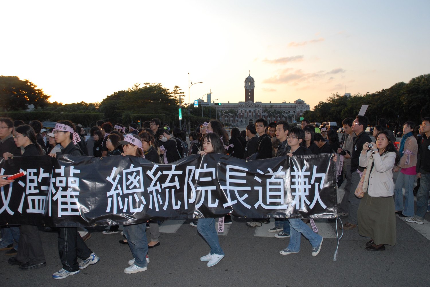 遊行民眾走到總統府前的凱達格蘭大道，抗議政府濫權，過度使用暴力驅離民眾。  （圖：邱萬興/攝影）