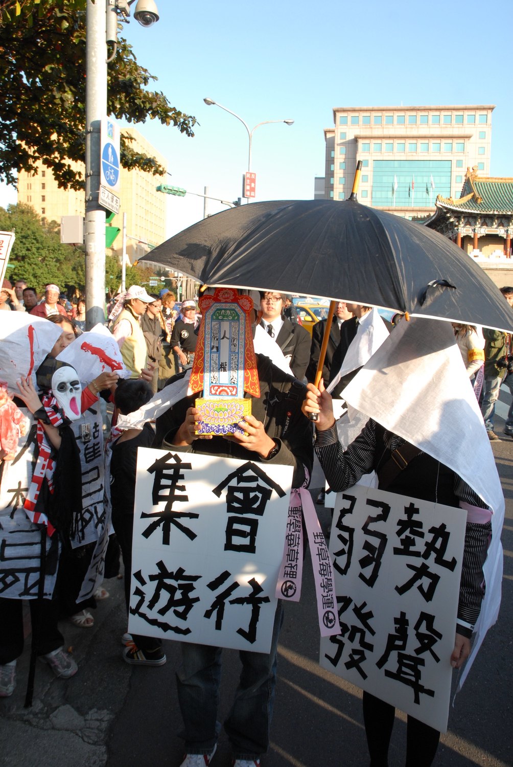 遊行中民眾手舉「人權靈牌」，象徵人權已死，抗議政府暴力濫權，要求執政黨修法集會遊行法。  （圖：邱萬興/攝影）