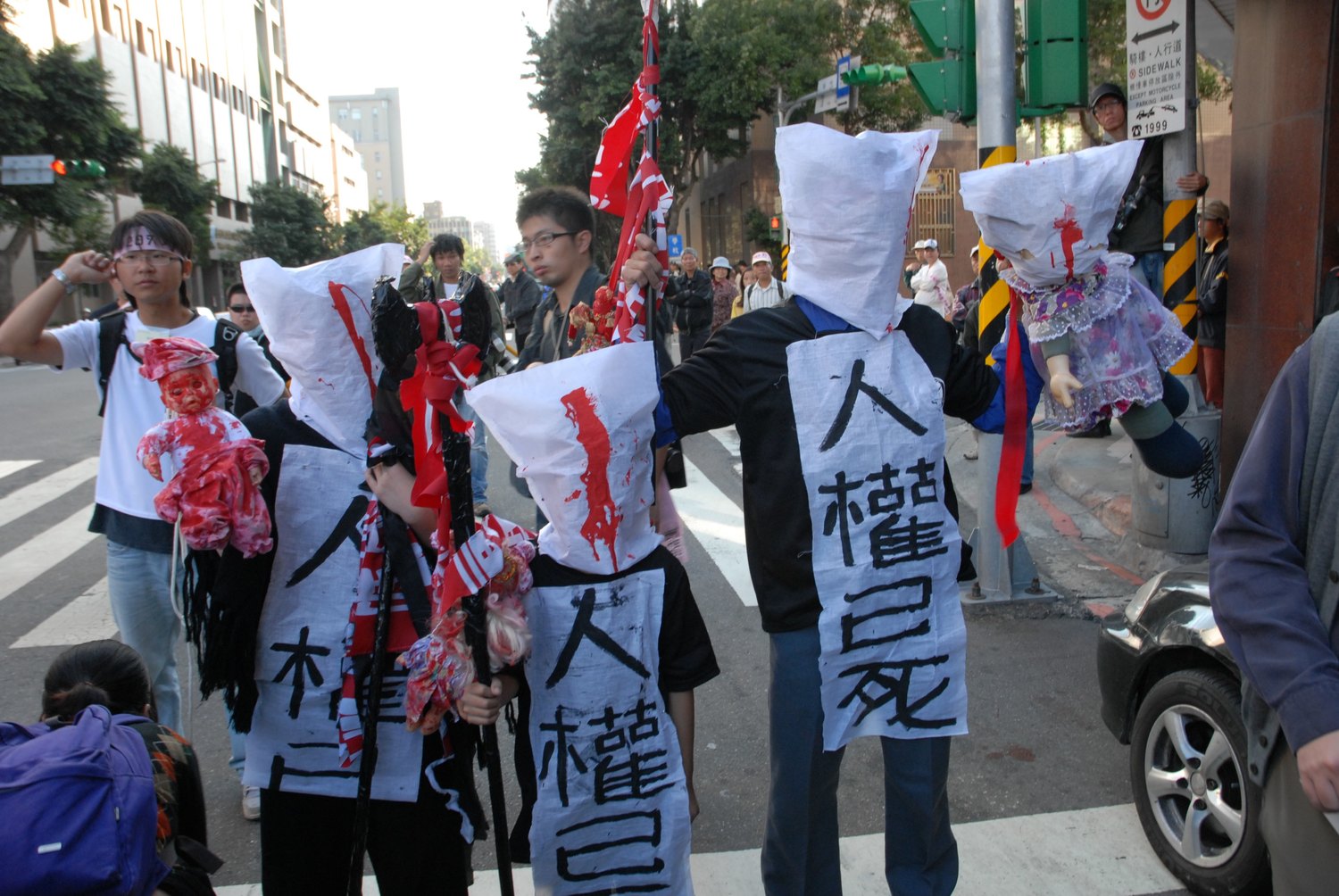 遊行中以血腥、罪犯的形象，上演「人權已死」行動劇。  （圖：邱萬興/攝影）