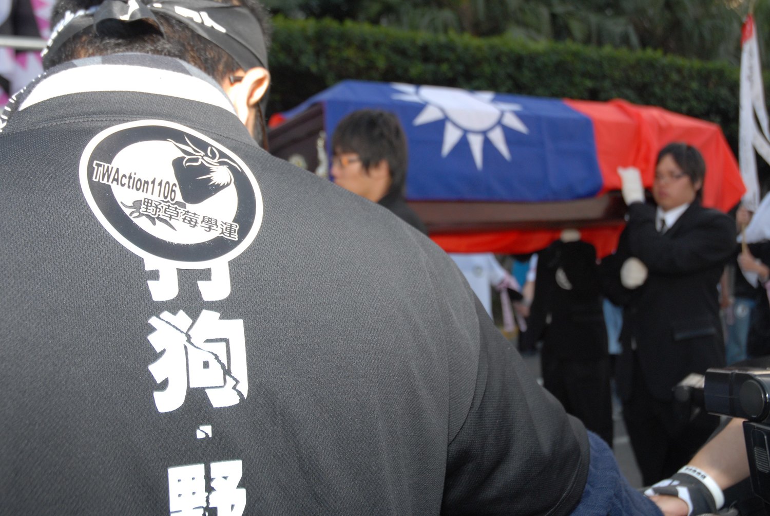 遊行中來自高雄的「打狗，野莓戰隊」，將具有強烈階級鬥爭色彩的勞動者戰歌，改編成「野草莓戰歌」現場教唱，並帶動作活絡氣氛。「反威權、爭自由、我的同學們…為了我們的人權，不怕任何犧牲」。  （圖：邱萬興/攝影）