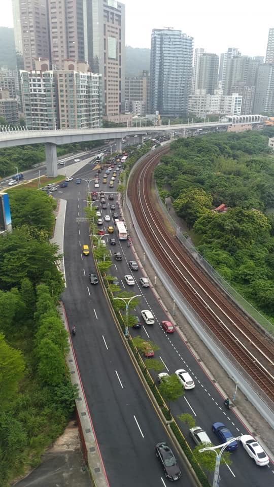 淡水竹圍捷運站與關渡大橋的捷運間,一早發生車禍,造成淡水大塞車,一路回堵到淡金公路新市一路,車龍超過4公里。 圖:取自支持淡北道路聯盟 淡水竹圍捷運站與關渡大橋的捷運間,一早發生車禍,造成淡水大塞車,一路回堵到淡金公路新市一路,車龍超過4公里。 圖:取自支持淡北道路聯盟