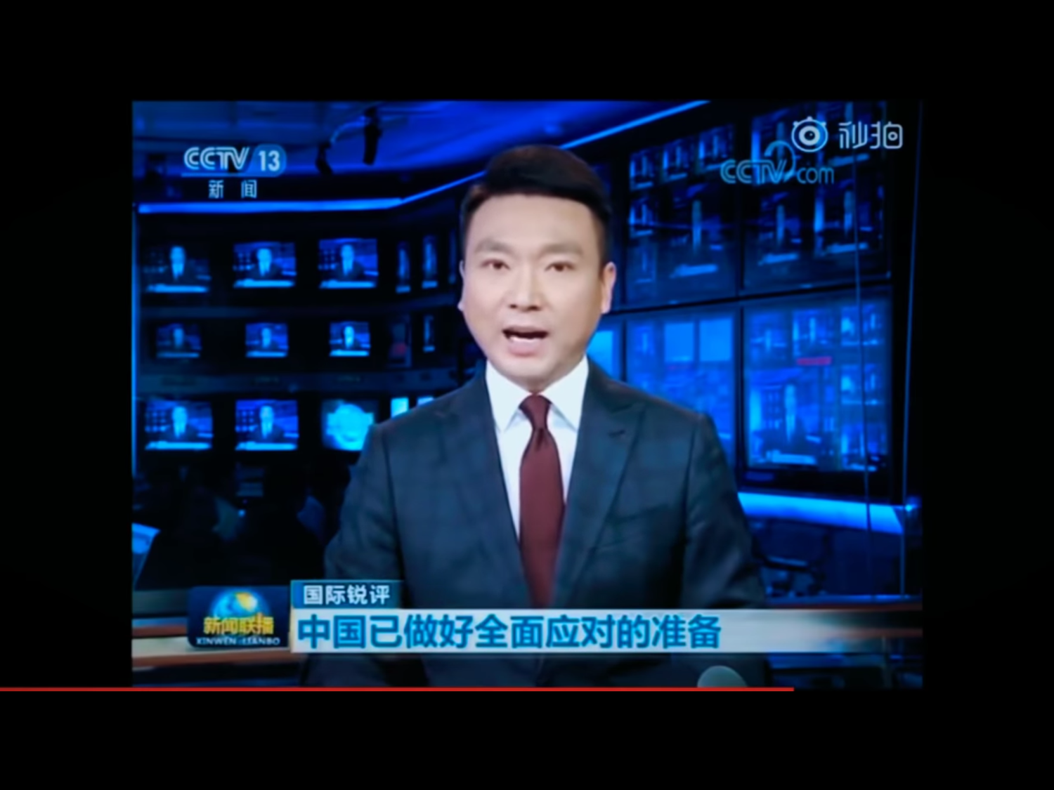 央視這位男主持人播報時的表情,「雖比不上朝鮮電視台同行,但這位中國男主持電視表演的功力也實在不錯,「那種仇恨氣憤咬牙切齒的表情實在難得一見」,「義憤填膺無法抑制的表情,雖然緊張得令人震撼但仍在可理解之列」。 圖:翻攝自央視畫面 央視這位男主持人播報時的表情,「雖比不上朝鮮電視台同行,但這位中國男主持電視表演的功力也實在不錯,「那種仇恨氣憤咬牙切齒的表情實在難得一見」,「義憤填膺無法抑制的表情,雖然緊張得令人震撼但仍在可理解之列」。 圖:翻攝自央視畫面