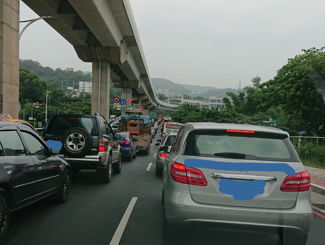一路從竹圍回堵到淡金公路的新市一路,長達超過4公里的車龍,居民怒貼圖,無奈搖頭、在臉書按怒。 圖:取自支持淡北道路聯盟 一路從竹圍回堵到淡金公路的新市一路,長達超過4公里的車龍,居民怒貼圖,無奈搖頭、在臉書按怒。 圖:取自支持淡北道路聯盟