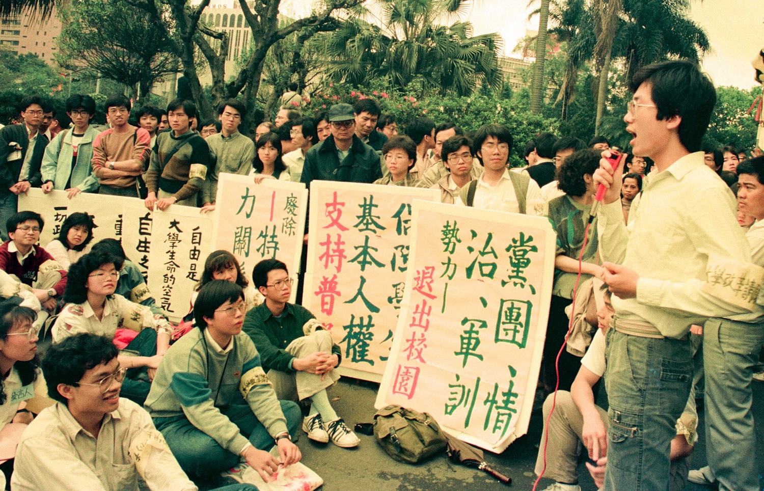 1987年3月24日,由台大自由之愛成員組成「大學改革請願團」,學生們高舉抗議標語,呼喊著「教官退出學校」、「還我學生權」、「還我自治權」等口號,坐在第一排右一穿墨綠色上衣是現任桃園市長鄭文燦、手拿黨團、情治、軍訓勢力退出校園是黃偉哲(第一排站立者)。 (圖:邱萬興/攝影) 1987年3月24日,由台大自由之愛成員組成「大學改革請願團」,學生們高舉抗議標語,呼喊著「教官退出學校」、「還我學生權」、「還我自治權」等口號,坐在第一排右一穿墨綠色上衣是現任桃園市長鄭文燦、手拿黨團、情治、軍訓勢力退出校園是黃偉哲(第一排站立者)。 (圖:邱萬興/攝影)