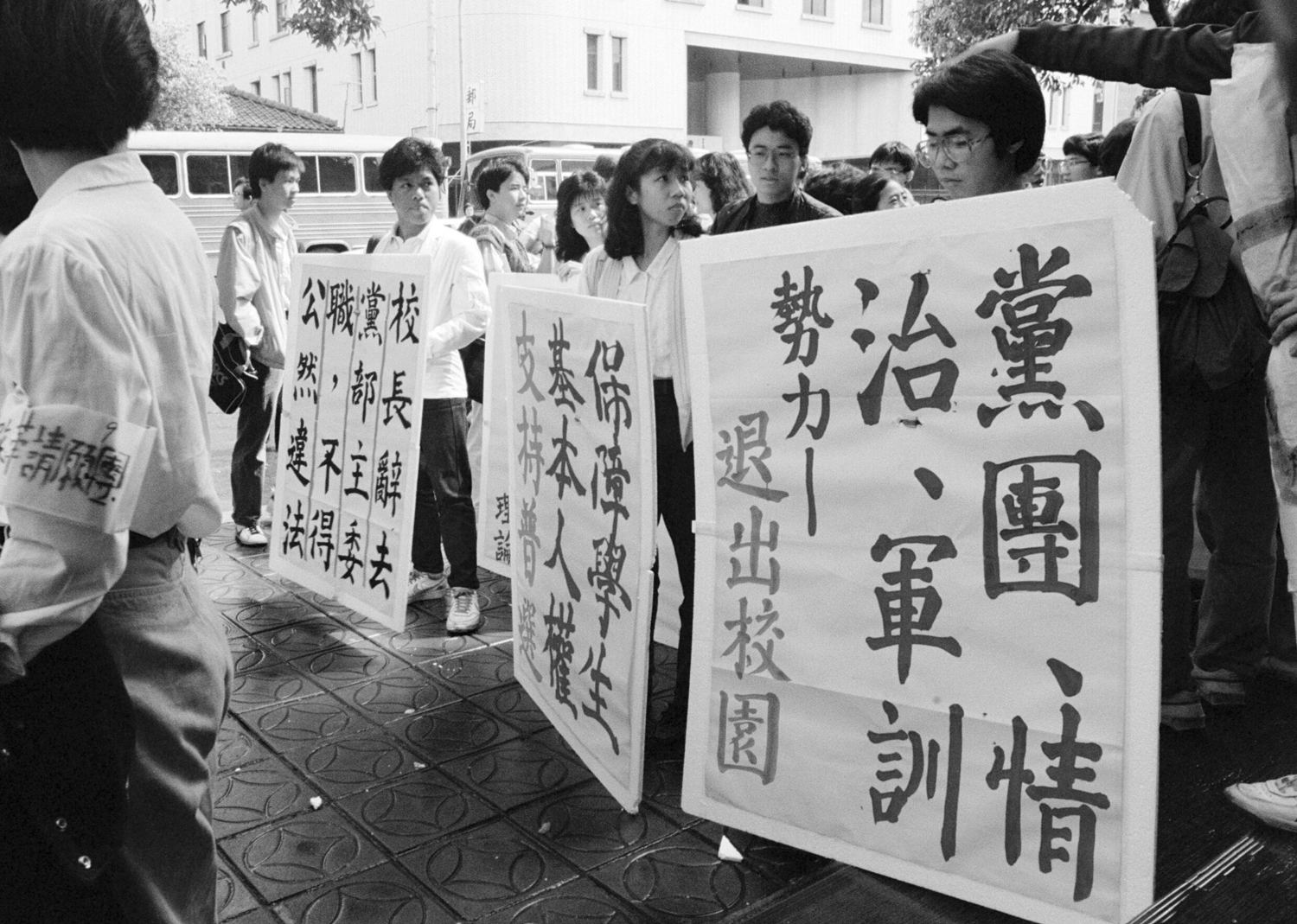 1987年3月24日,由台大自由之愛成員組成「大學改革請願團」前往立法院請願,由林佳龍與鍾佳濱等學生到立法院請願,要求「政治校長撤出校園、教官全面退出學校、全面修改大學法」等訴求。 (圖:邱萬興/攝影) 1987年3月24日,由台大自由之愛成員組成「大學改革請願團」前往立法院請願,由林佳龍與鍾佳濱等學生到立法院請願,要求「政治校長撤出校園、教官全面退出學校、全面修改大學法」等訴求。 (圖:邱萬興/攝影)