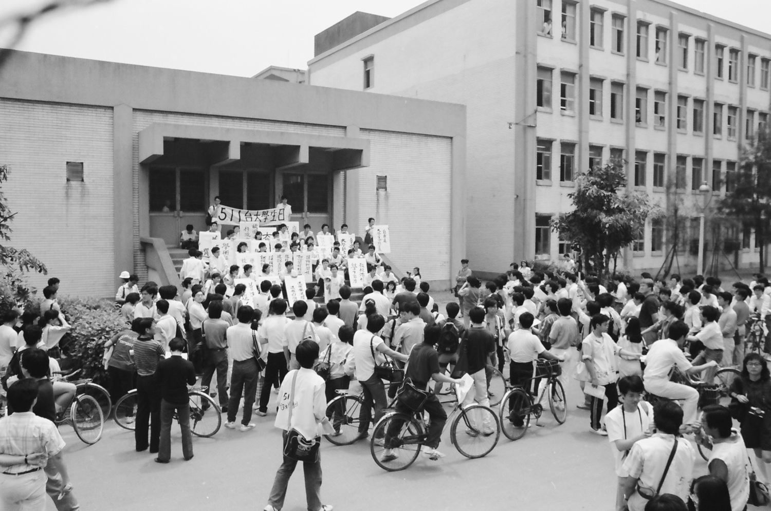 1987年5月11日台灣大學的「自由之愛」學運,「自由之愛」的學生主張以校園內大學生的集體力量,對抗國民黨用國家機器(包括校長、教官、行政人員等)控制校園、支配學生的制度。 (圖:邱萬興/攝影) 5月18日「台灣民主印象」---邱萬興攝影集新書發表會--地點:台北市南京東路2段125號4樓(台灣國際會館) 1987年5月11日台灣大學的「自由之愛」學運,「自由之愛」的學生主張以校園內大學生的集體力量,對抗國民黨用國家機器(包括校長、教官、行政人員等)控制校園、支配學生的制度。 (圖:邱萬興/攝影) 5月18日「台灣民主印象」---邱萬興攝影集新書發表會--地點:台北市南京東路2段125號4樓(台灣國際會館)