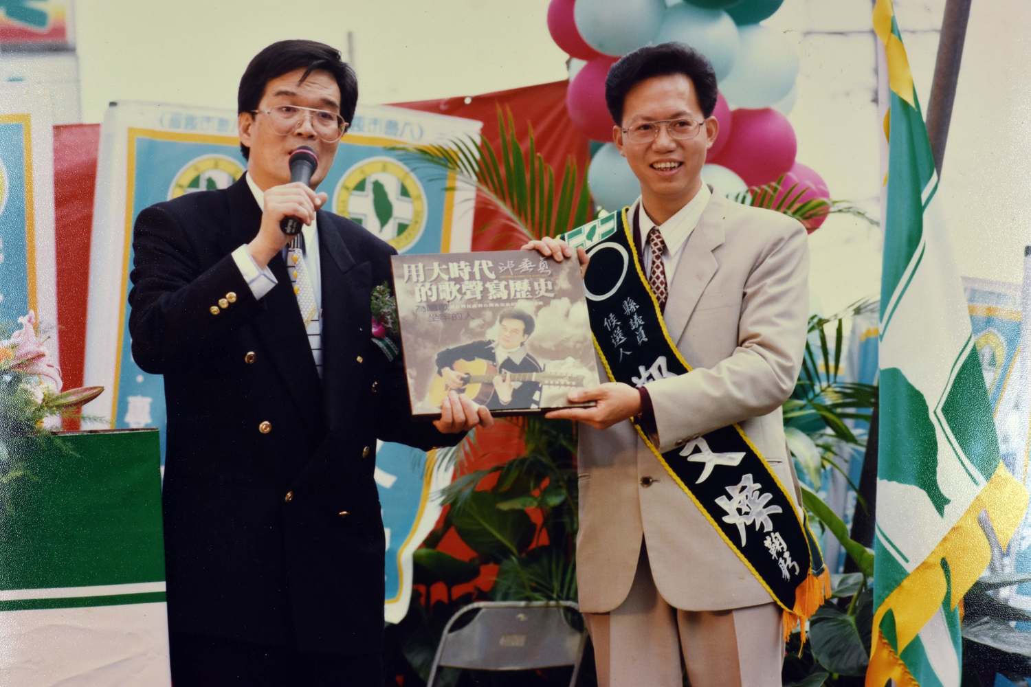 福佬客台灣民歌推手,同時也是時任立法委員的邱垂貞替鄭文燦站台。 (圖:邱萬興/攝影) 福佬客台灣民歌推手,同時也是時任立法委員的邱垂貞替鄭文燦站台。 (圖:邱萬興/攝影)