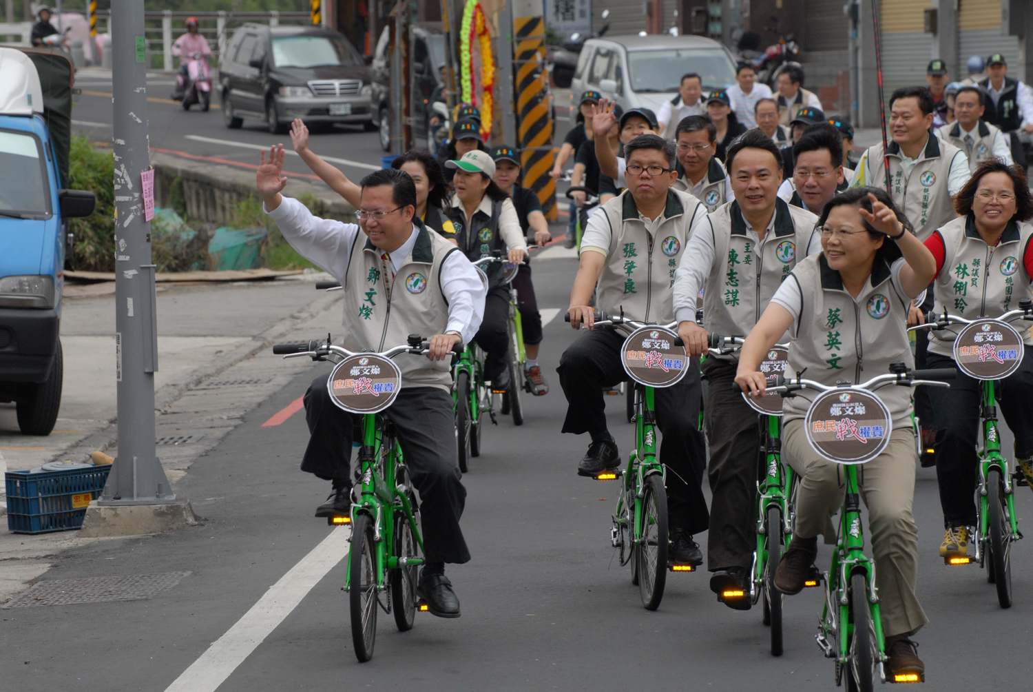 2009年桃園縣長選舉，鄭文燦臨危授命參選，時任民主進步黨主席蔡英文也陪同鄭文燦去選委會登記。 （圖：邱萬興/攝影）