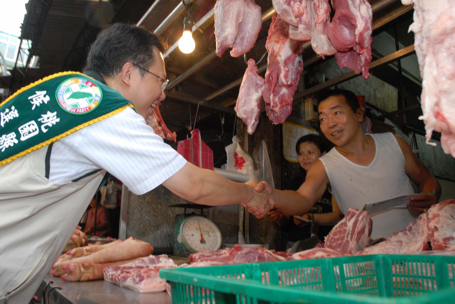2009年桃園縣長選舉期間，鄭文燦到處掃街拜票，更是到市場懇請民眾支持。 （圖：邱萬興/攝影）