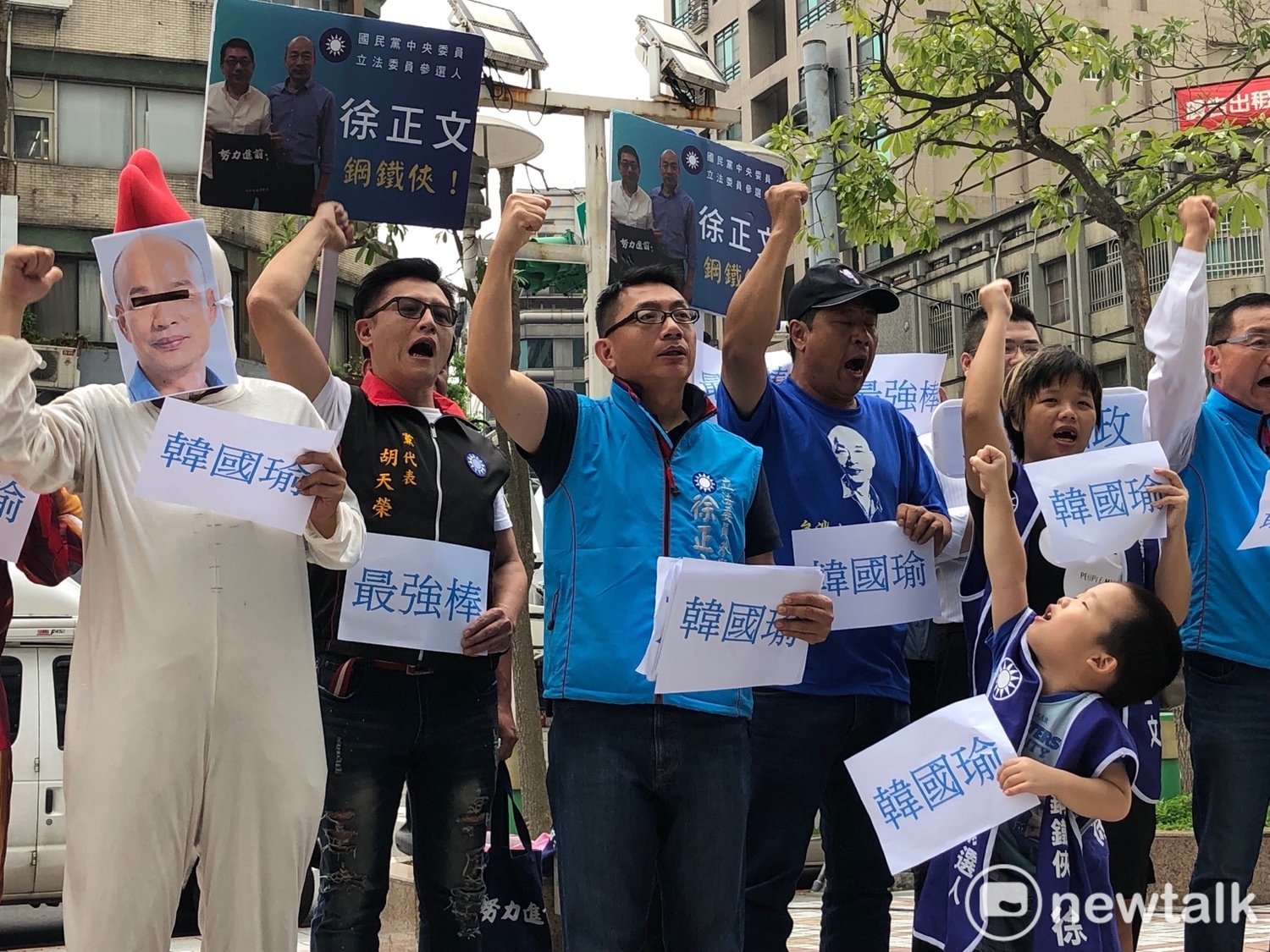 國民黨中央委員徐正文與韓粉杏仁哥下午來到黨中央,高喊「韓國瑜、最強棒」。 圖:趙婉淳/攝 國民黨中央委員徐正文與韓粉杏仁哥下午來到黨中央,高喊「韓國瑜、最強棒」。 圖:趙婉淳/攝