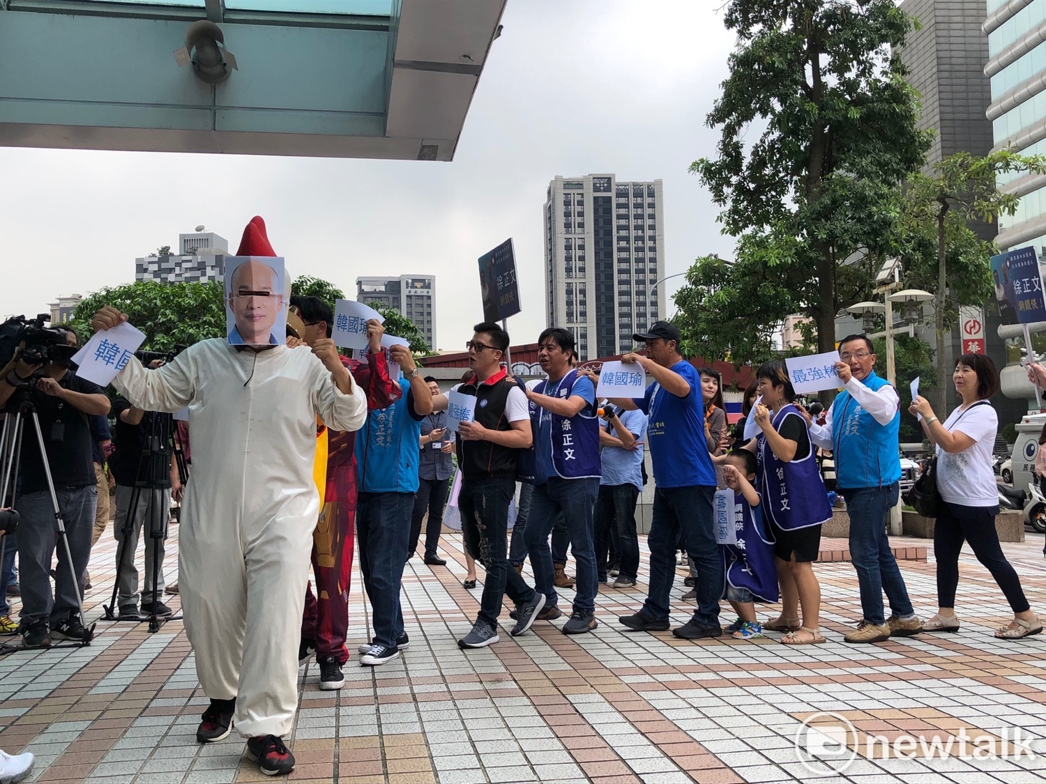 國民黨中央委員徐正文與韓粉杏仁哥下午來到黨中央,高喊「韓國瑜、最強棒」。 圖:張良一/攝 國民黨中央委員徐正文與韓粉杏仁哥下午來到黨中央,高喊「韓國瑜、最強棒」。 圖:張良一/攝