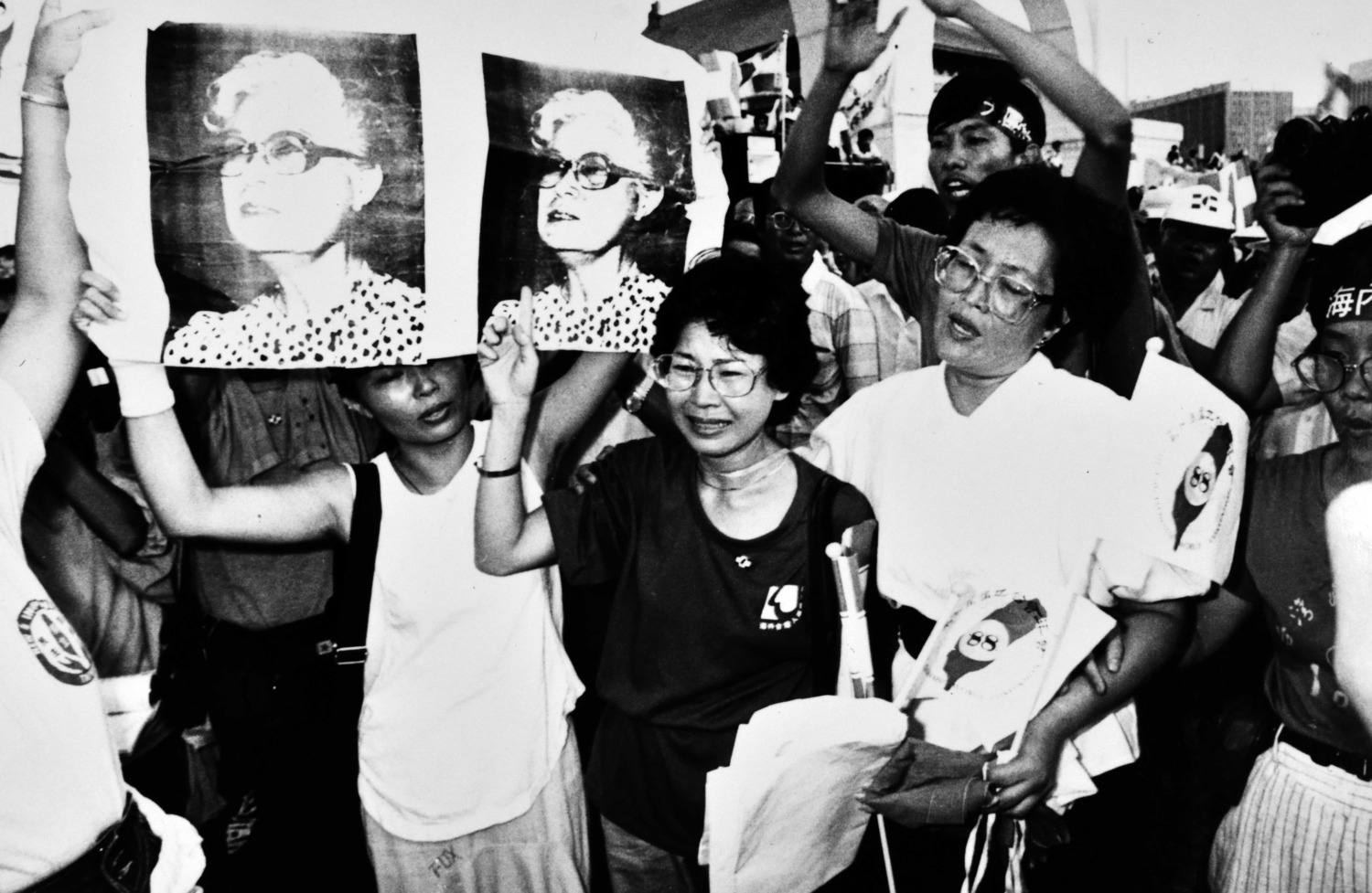 陳翠玉為台灣護理界有著重要的貢獻,也積極為台灣民主奮戰,她的逝世讓許多人為之感慨,台獨聯盟重要成員羅福全之妻毛清芬送葬隊伍中,激動呼喊口號要求政府撤銷黑名單。 (圖:邱萬興/攝影) 陳翠玉為台灣護理界有著重要的貢獻,也積極為台灣民主奮戰,她的逝世讓許多人為之感慨,台獨聯盟重要成員羅福全之妻毛清芬送葬隊伍中,激動呼喊口號要求政府撤銷黑名單。 (圖:邱萬興/攝影)