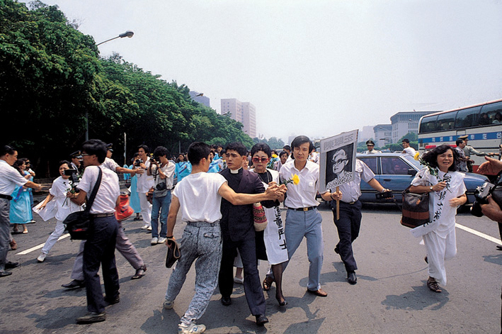 陳翠玉極力返鄉,希望能為台灣民主盡一份心力,但年事已高的她奔波勞頓,身體無法承受勞累而病逝,讓異議人士為之感到不甘,憤而決議衝撞總統府抗議。當時狀況突然,讓軍警措手不及,許多憲兵來不及穿上鎮暴裝,僅穿白色內衣出來攔截。 (圖:邱萬興/攝影) 陳翠玉極力返鄉,希望能為台灣民主盡一份心力,但年事已高的她奔波勞頓,身體無法承受勞累而病逝,讓異議人士為之感到不甘,憤而決議衝撞總統府抗議。當時狀況突然,讓軍警措手不及,許多憲兵來不及穿上鎮暴裝,僅穿白色內衣出來攔截。 (圖:邱萬興/攝影)