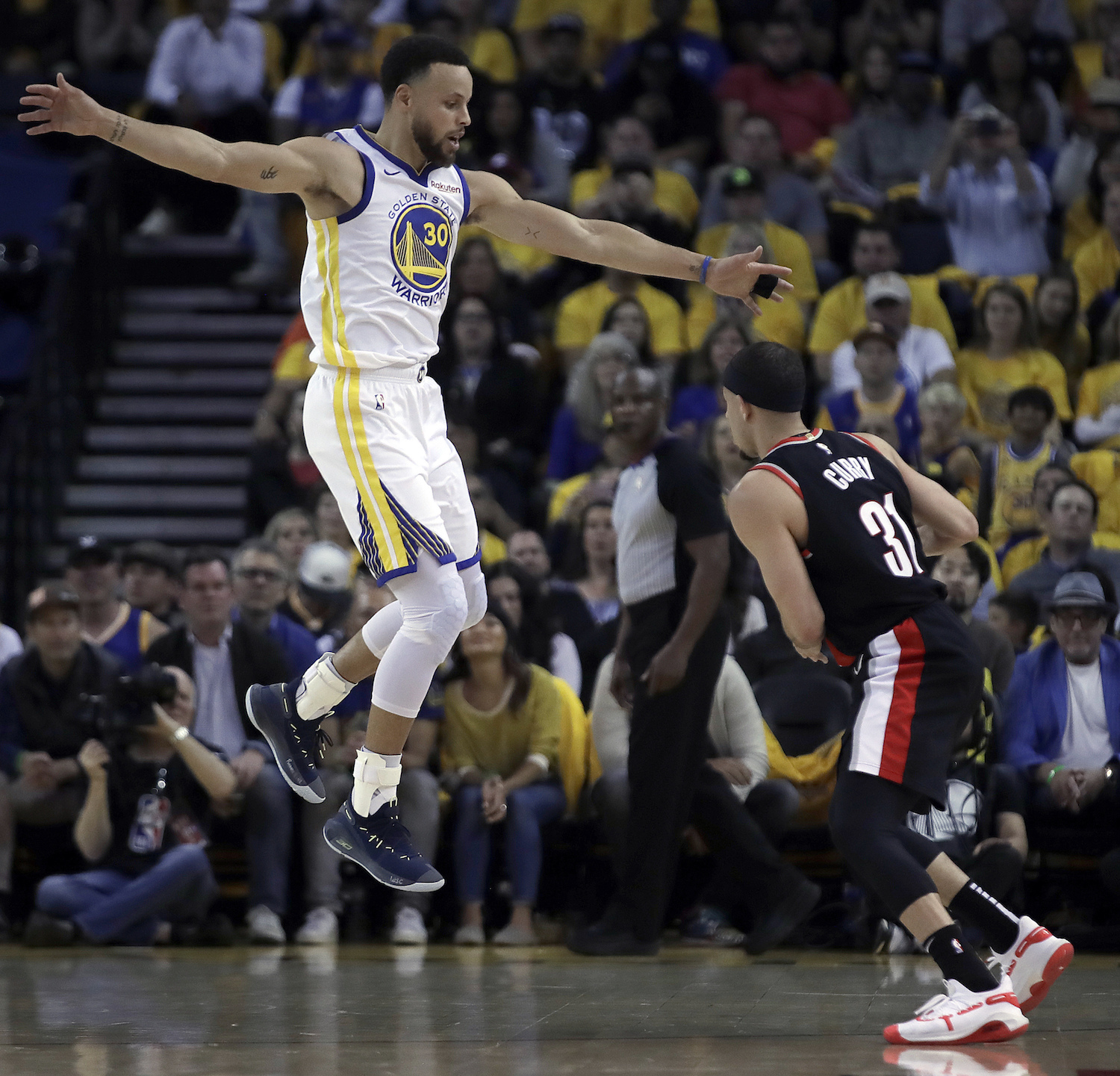 NBA西區決賽上演柯瑞兄弟對決戲碼。 圖/美聯社/達志影像 NBA西區決賽上演柯瑞兄弟對決戲碼。 圖/美聯社/達志影像