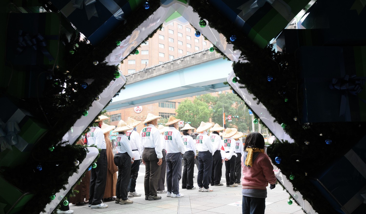 人民作主運動號召多位人士,身穿白衣黑褲,頭戴斗笠,齊心走上街頭,以環島千里苦行的運動訴諸他們的心聲。 圖:邱萬興/攝影 人民作主運動號召多位人士,身穿白衣黑褲,頭戴斗笠,齊心走上街頭,以環島千里苦行的運動訴諸他們的心聲。 圖:邱萬興/攝影