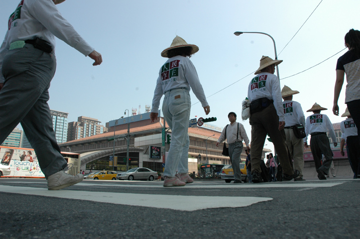 參與運動的人士頂著烈日,一步一步行經台北車站,身旁的車潮來來往往。 圖:邱萬興/攝影 參與運動的人士頂著烈日,一步一步行經台北車站,身旁的車潮來來往往。 圖:邱萬興/攝影