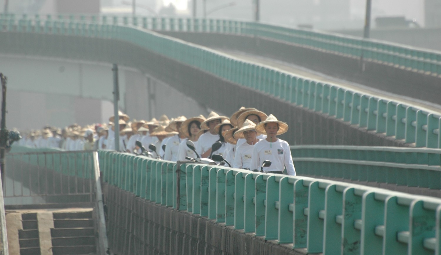 苦行人士排排站走上了高架橋,不畏身處危險的環境,依舊堅持完成環島的千里行。 圖:邱萬興/攝影 苦行人士排排站走上了高架橋,不畏身處危險的環境,依舊堅持完成環島的千里行。 圖:邱萬興/攝影
