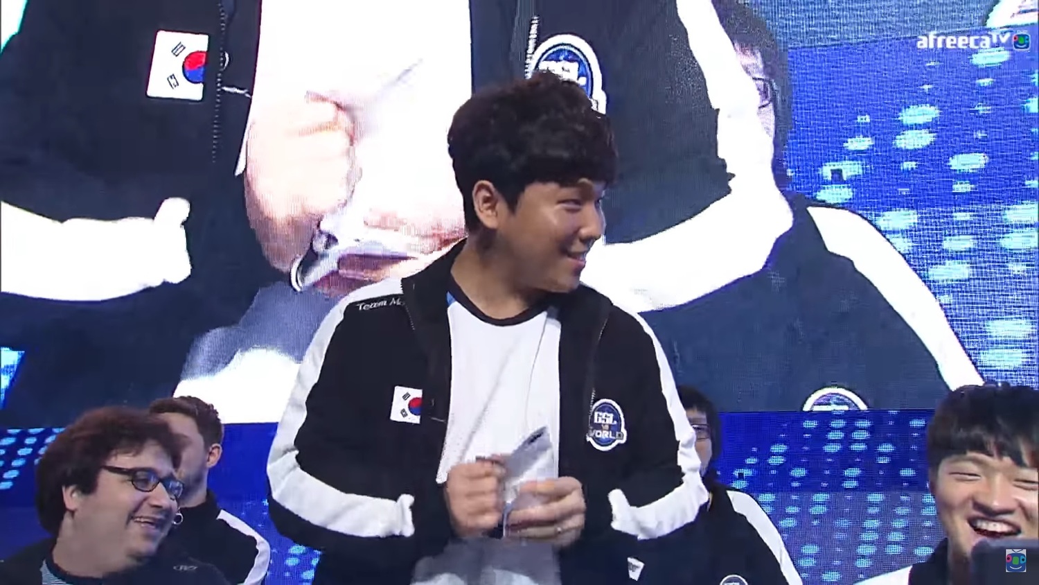 在GSL versus the World把Scarlett的賽事宣傳照揉成紙團,Dark的確是一位常常帶給觀眾歡樂的選手。圖:ALGS藍兔電子競技工作室提供/AfreecaTV實況畫面 在GSL versus the World把Scarlett的賽事宣傳照揉成紙團,Dark的確是一位常常帶給觀眾歡樂的選手。圖:ALGS藍兔電子競技工作室提供/AfreecaTV實況畫面