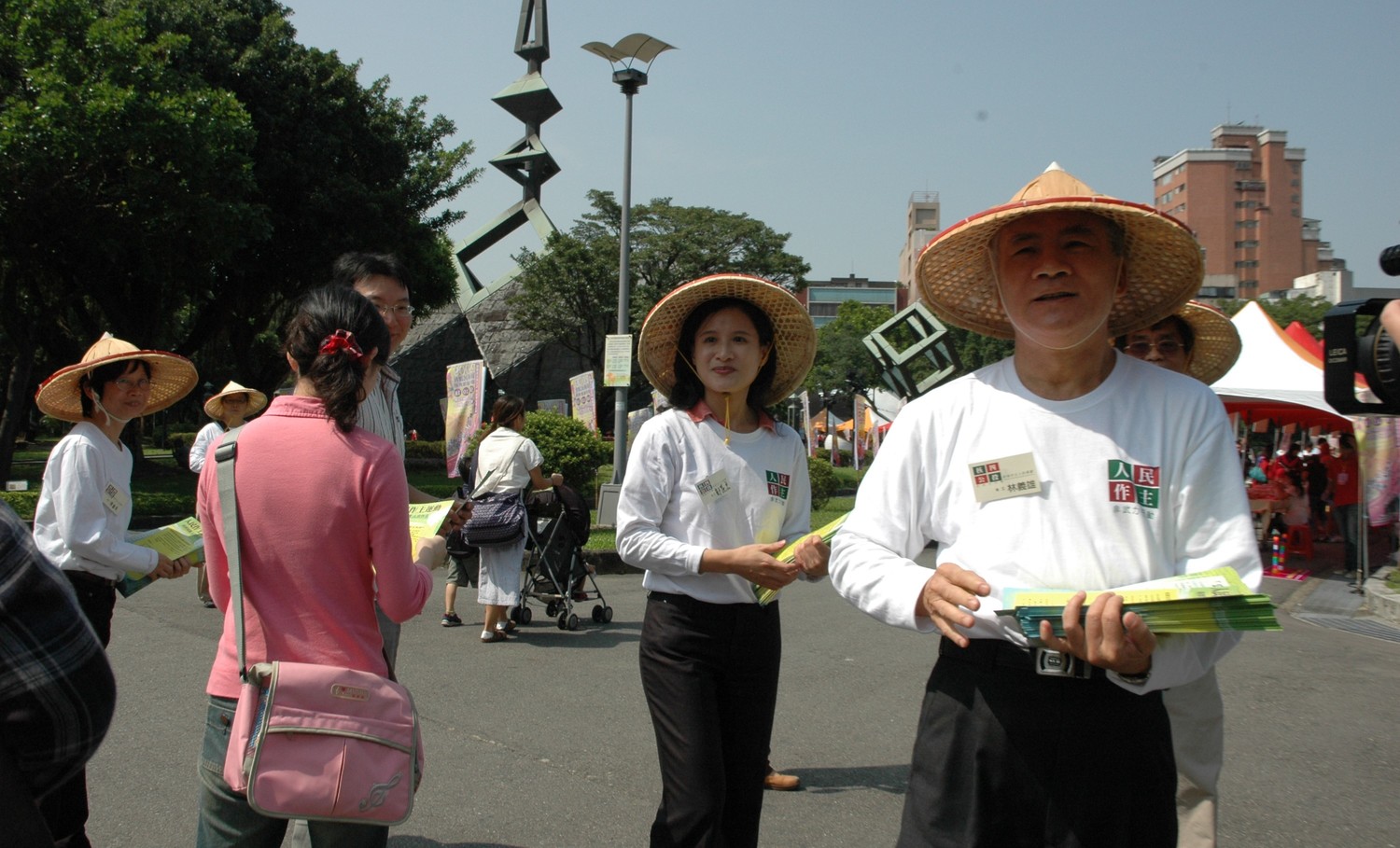 身為人民作主運動的發言人也就是現任文化部長鄭麗君,和前民進黨主席林義雄一起在街上發放文宣,傳達他們的理念。 圖:邱萬興/攝影 身為人民作主運動的發言人也就是現任文化部長鄭麗君,和前民進黨主席林義雄一起在街上發放文宣,傳達他們的理念。 圖:邱萬興/攝影