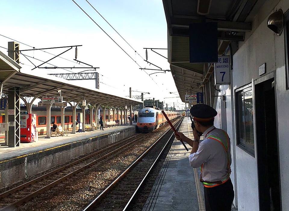 台鐵今(22)日表示,513次(莒光號、旅客約130人)上午11時22分於台北=萬華間東正線(K30+430處)機車(E233)故障。(資料照片) 圖:取自交通部台灣鐵路管理局 台鐵今(22)日表示,513次(莒光號、旅客約130人)上午11時22分於台北=萬華間東正線(K30+430處)機車(E233)故障。(資料照片) 圖:取自交通部台灣鐵路管理局