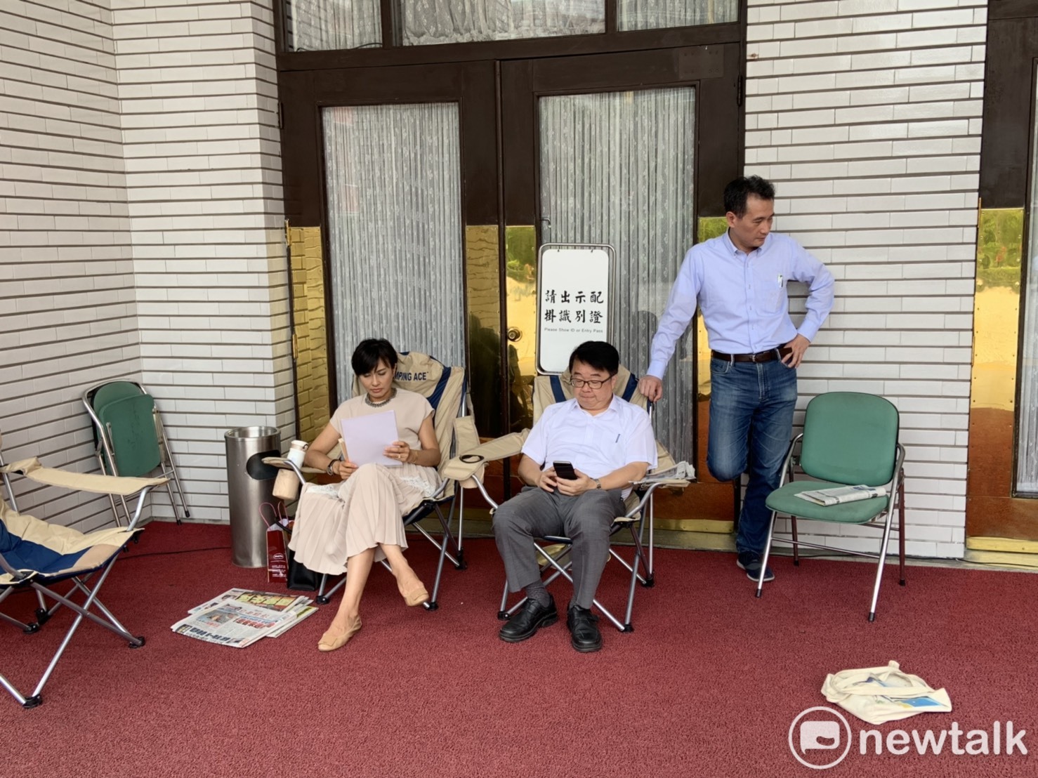 綠委一早在議場前排隊。 圖:陳佩君/攝 綠委一早在議場前排隊。 圖:陳佩君/攝