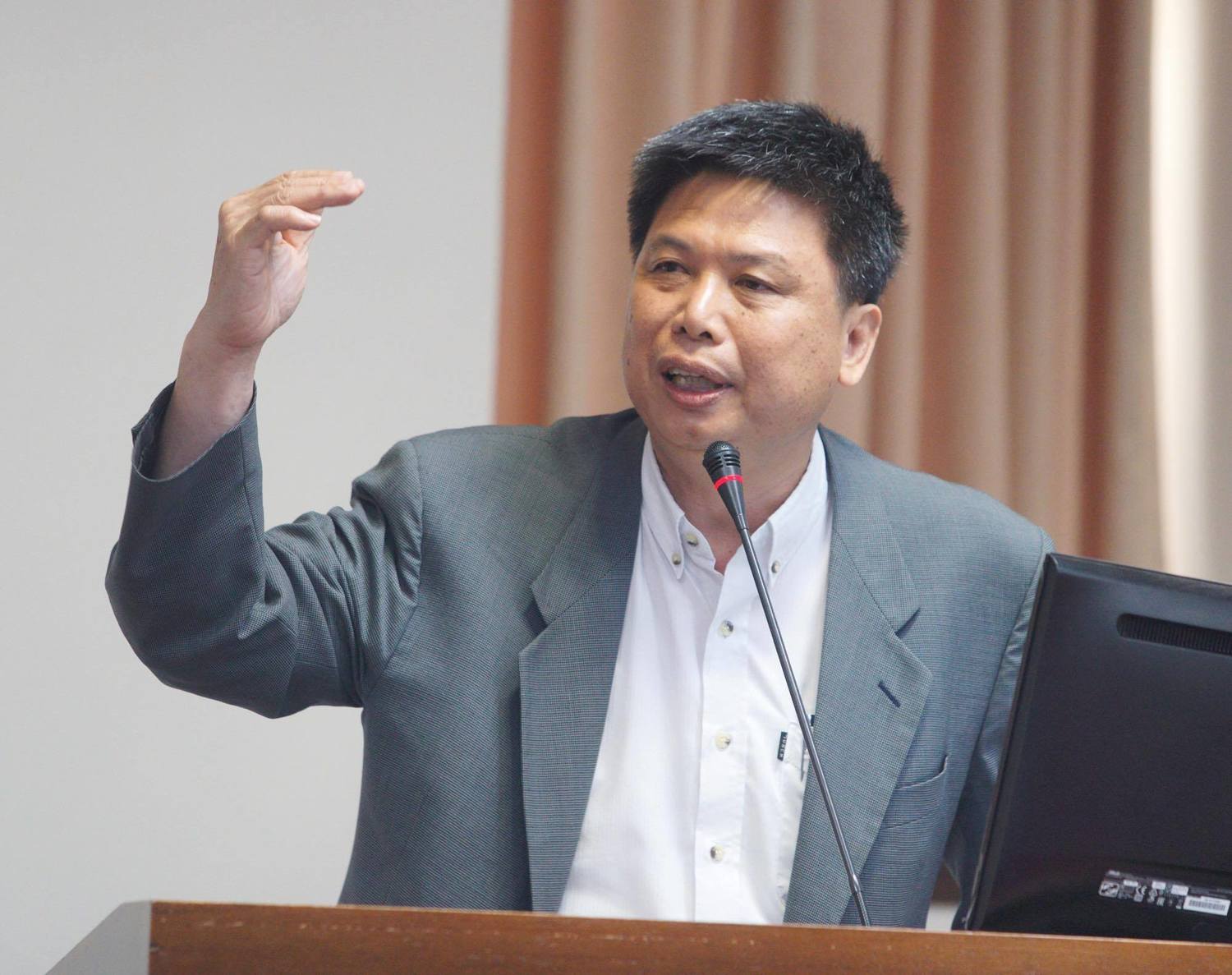 中華郵政智慧物流中心招租案爭議,政治大學地政學系教授徐世榮提出不同看法,該為此發怒的應該是因「郵政物流園區」被剝奪土地的人民,詹宏志還不夠資格。 圖/翻攝自徐世榮臉書 中華郵政智慧物流中心招租案爭議,政治大學地政學系教授徐世榮提出不同看法,該為此發怒的應該是因「郵政物流園區」被剝奪土地的人民,詹宏志還不夠資格。 圖/翻攝自徐世榮臉書