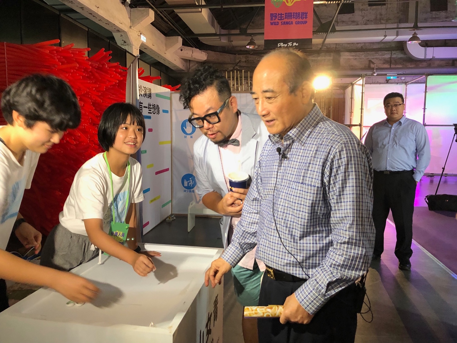 爭取國民黨總統提名的前立法院長王金平上午到華山參訪ZA SHARE Youth 雜學青多元學習博覽會。 圖:趙婉淳/攝 爭取國民黨總統提名的前立法院長王金平上午到華山參訪ZA SHARE Youth 雜學青多元學習博覽會。 圖:趙婉淳/攝
