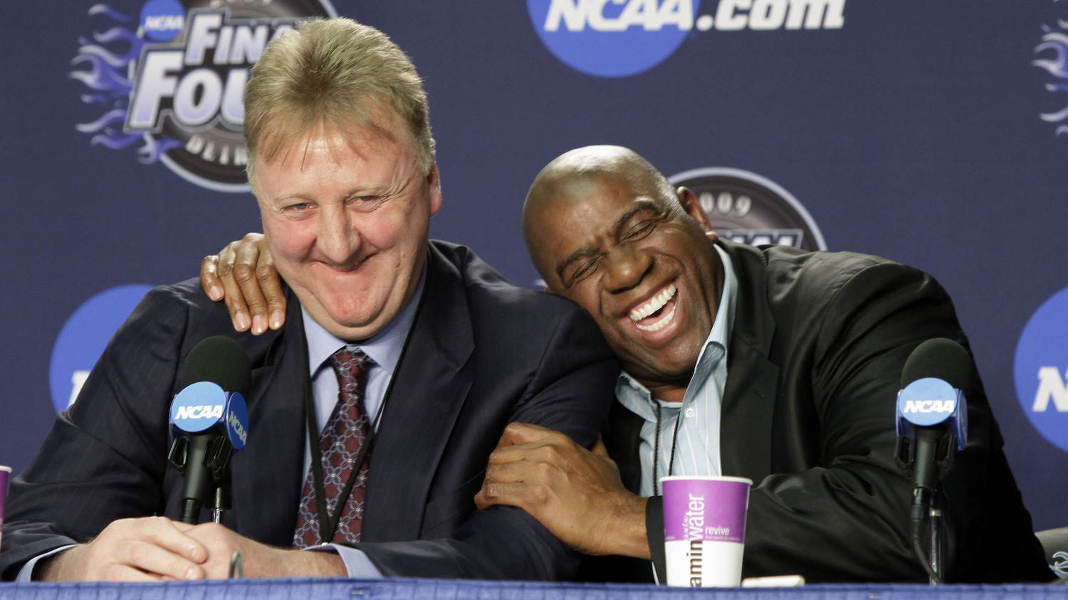 NBA傳奇球星「大鳥」Larry Bird和「魔術強森」Magic Johnson。 圖/美聯社/達志影像 NBA傳奇球星「大鳥」Larry Bird和「魔術強森」Magic Johnson。 圖/美聯社/達志影像