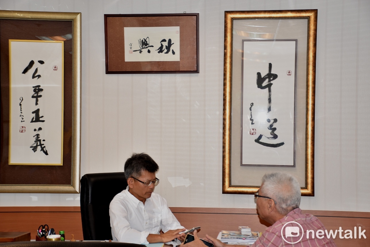 楊秋興經常在高雄的辦公室接見支持者。 圖:孫家銘/攝 楊秋興經常在高雄的辦公室接見支持者。 圖:孫家銘/攝