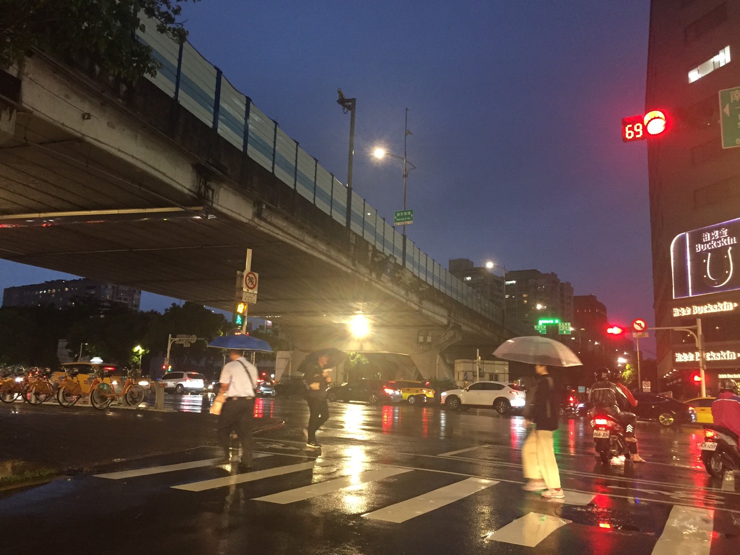 今天在西南風影響下,山區可能會有局部較大雨勢,對流雲系發展旺盛,亦有短時強降雨,建議今天下午出門都要攜帶雨具備用。 圖:閻芝霖/提供 今天在西南風影響下,山區可能會有局部較大雨勢,對流雲系發展旺盛,亦有短時強降雨,建議今天下午出門都要攜帶雨具備用。 圖:閻芝霖/提供