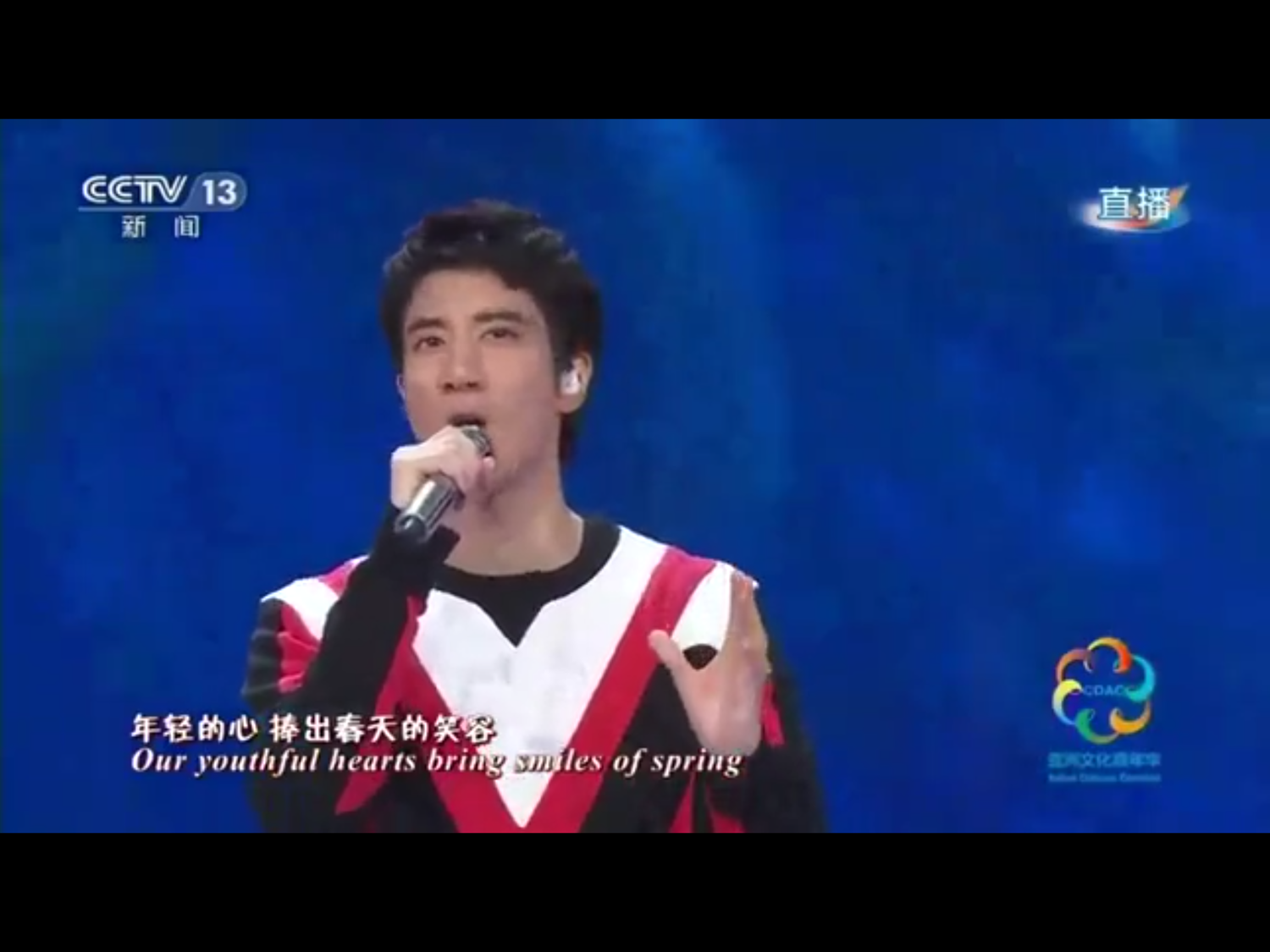 5月15日晚上在北京奧運體育場(鳥巢)舉行亞洲文化嘉年華演出,台灣歌手王力宏演唱時的神情。 圖:翻攝自央視直播視頻 5月15日晚上在北京奧運體育場(鳥巢)舉行亞洲文化嘉年華演出,台灣歌手王力宏演唱時的神情。 圖:翻攝自央視直播視頻