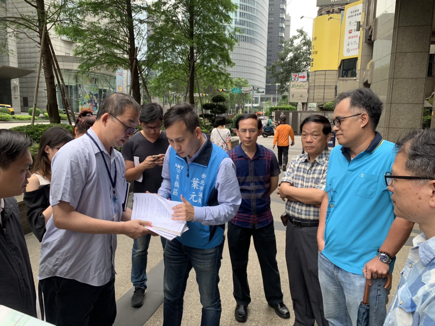 新北市議員葉元之 (圖中)昨天會勘市府對面的新板特區豪宅社區大樓,與城鄉局、交通局等相關單位,研議公共空間適用交通法規。 圖:葉元之服務處/提供 新北市議員葉元之 (圖中)昨天會勘市府對面的新板特區豪宅社區大樓,與城鄉局、交通局等相關單位,研議公共空間適用交通法規。 圖:葉元之服務處/提供