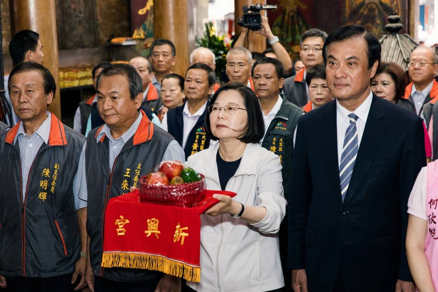 蔡英文由蘇嘉全陪同獻果。 圖 : 民進黨台中市黨部/提供 蔡英文由蘇嘉全陪同獻果。 圖 : 民進黨台中市黨部/提供