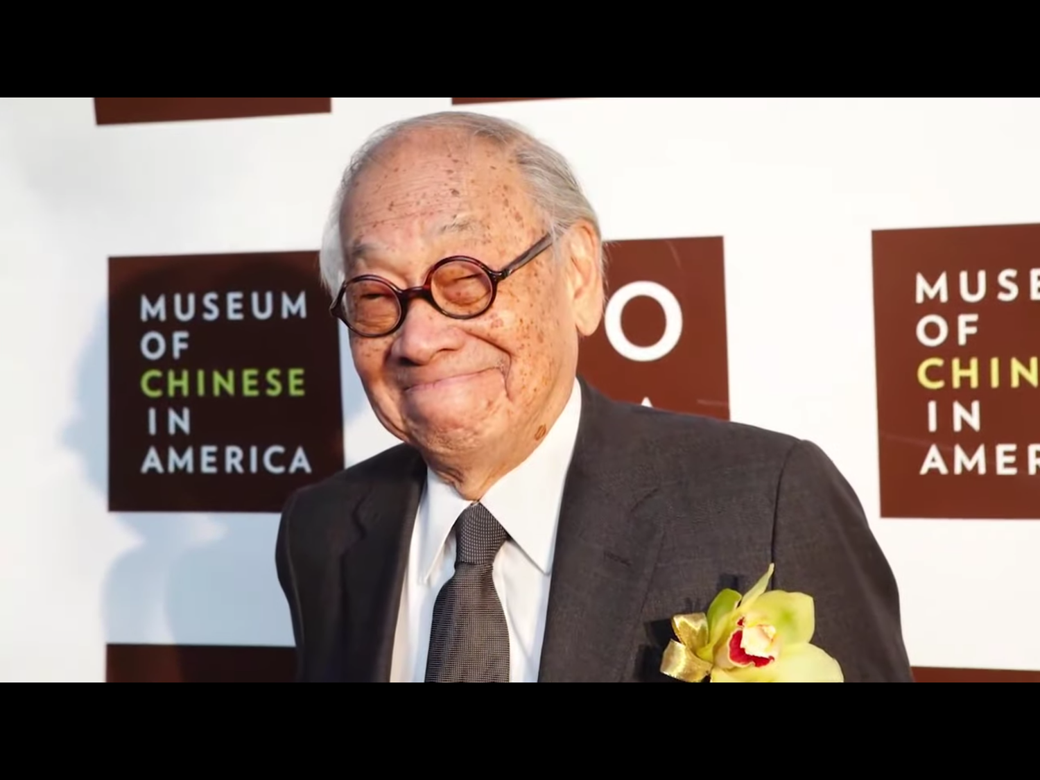 華裔美籍建築師貝聿銘今天辭世,享嵩壽102歲。他曾獲有建築界諾貝爾獎美譽的普利茲克獎,被譽為「現代主義建築最後大師」,羅浮宮金字塔是他最為人津津樂道的作品之一。 圖:翻攝自Youtube 華裔美籍建築師貝聿銘今天辭世,享嵩壽102歲。他曾獲有建築界諾貝爾獎美譽的普利茲克獎,被譽為「現代主義建築最後大師」,羅浮宮金字塔是他最為人津津樂道的作品之一。 圖:翻攝自Youtube