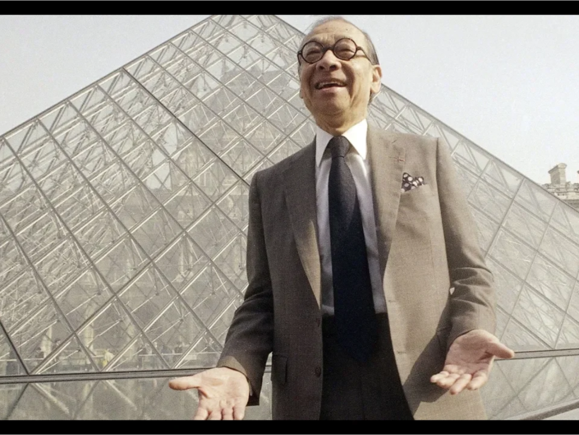 1984年,在時任法國總統密特朗(Francois Mitterrand)委託下,貝聿銘替羅浮宮主庭院設計由玻璃和金屬建造的巨大金字塔,作為主要入口,周圍環繞3個相同造型的小型金字塔,於1989年完工。 圖:翻攝自Youtube 1984年,在時任法國總統密特朗(Francois Mitterrand)委託下,貝聿銘替羅浮宮主庭院設計由玻璃和金屬建造的巨大金字塔,作為主要入口,周圍環繞3個相同造型的小型金字塔,於1989年完工。 圖:翻攝自Youtube