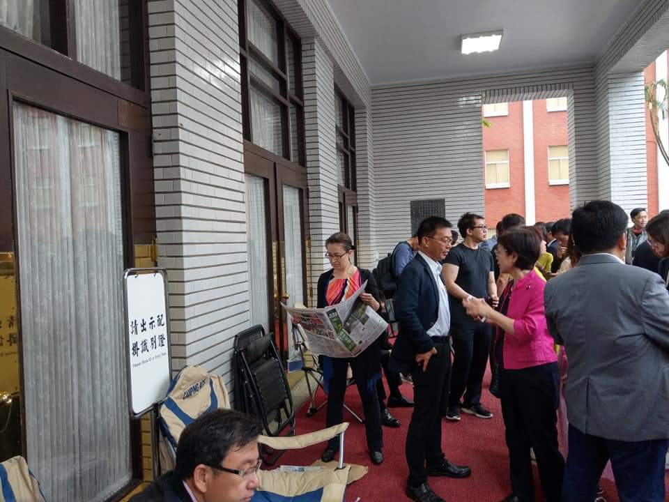 立法院會今天將處理同婚專法,預計將上演表決大戰,為了讓今天的議事能夠順利進行,民進黨立委昨天就開始在議場外排隊,經過徹夜的輪班守候,民進黨立委並在上午6時30分便聚集在議場外,搶7時第一時間進入到議場內備戰。 圖:翻攝自鄭運鵬臉書 立法院會今天將處理同婚專法,預計將上演表決大戰,為了讓今天的議事能夠順利進行,民進黨立委昨天就開始在議場外排隊,經過徹夜的輪班守候,民進黨立委並在上午6時30分便聚集在議場外,搶7時第一時間進入到議場內備戰。 圖:翻攝自鄭運鵬臉書