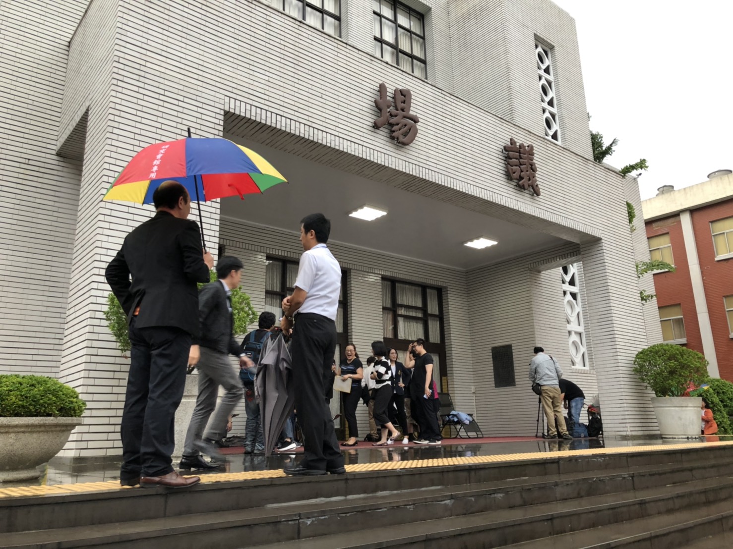 綠委一早就抵達議場。 圖:陳佩君/攝 綠委一早就抵達議場。 圖:陳佩君/攝