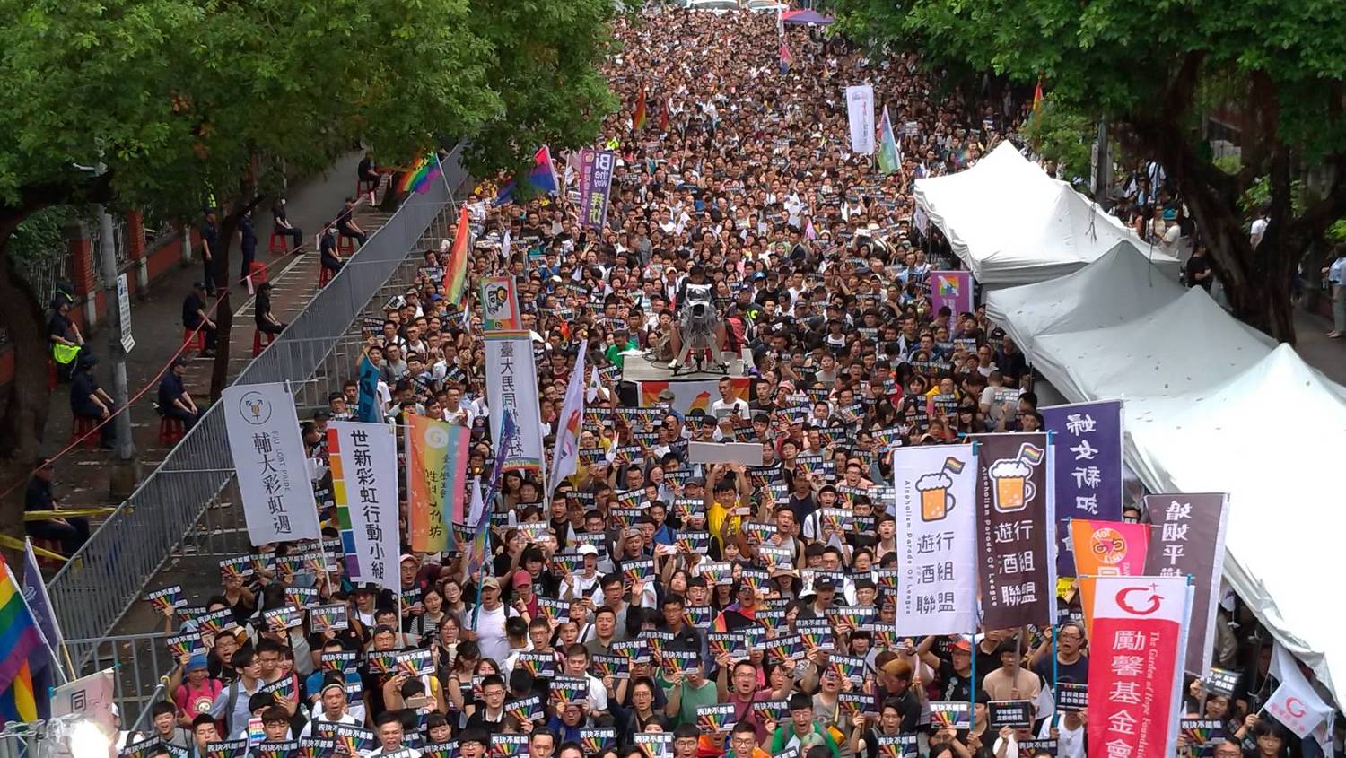 立法院外「積滿」挺同民眾。 圖:陳佩君/攝 立法院外「積滿」挺同民眾。 圖:陳佩君/攝
