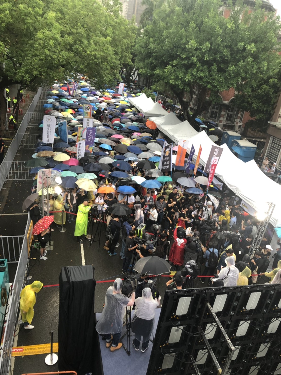 不畏大雨,挺同人士齊聚一堂。 圖:陳佩君/攝 不畏大雨,挺同人士齊聚一堂。 圖:陳佩君/攝