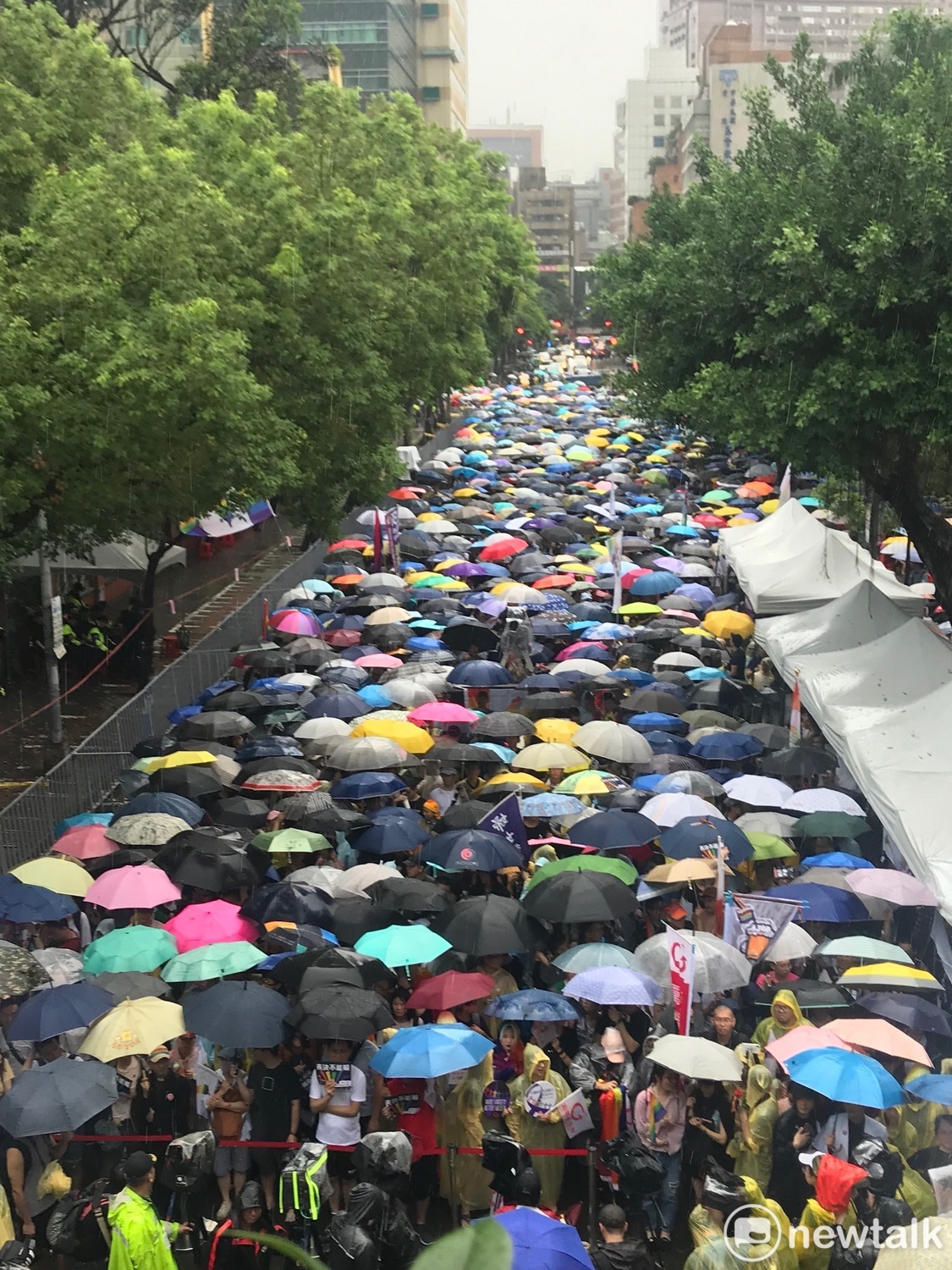 眾多挺同支持者湧入立法院周邊。 圖:周煊惠 /攝 眾多挺同支持者湧入立法院周邊。 圖:周煊惠 /攝