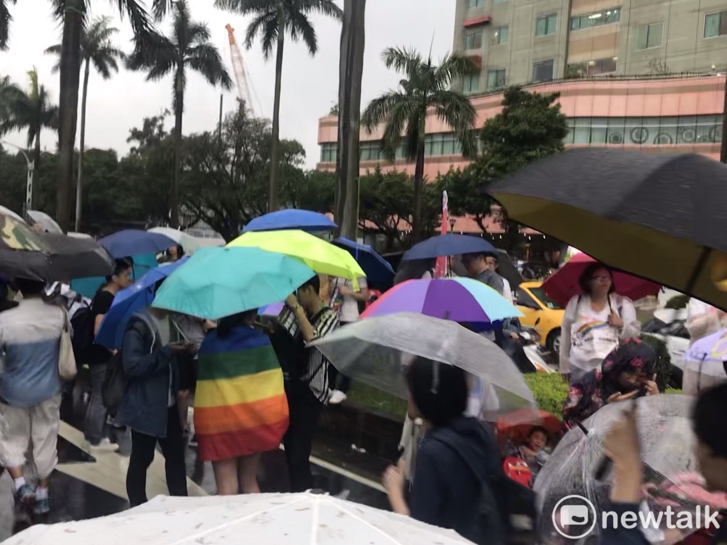 聲援民眾太多,從青島東路湧到中山南路上。 圖:周煊惠 /攝 聲援民眾太多,從青島東路湧到中山南路上。 圖:周煊惠 /攝