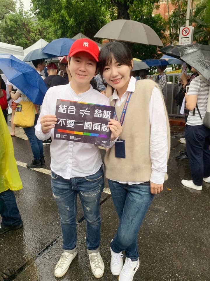 民進黨台北市議員許家蓓(左)、吳沛憶(右)到場力挺同婚專法。 圖:翻攝許家蓓臉書 民進黨台北市議員許家蓓(左)、吳沛憶(右)到場力挺同婚專法。 圖:翻攝許家蓓臉書