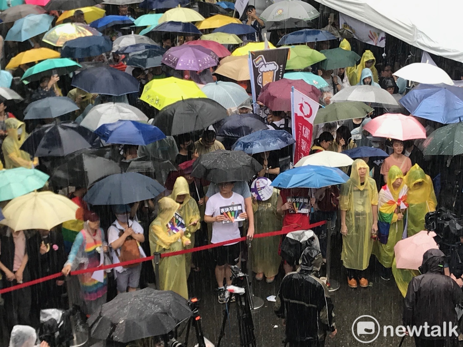場外雖下著大雨,仍澆不熄挺同支持者的熱情。 圖:周煊惠 /攝 場外雖下著大雨,仍澆不熄挺同支持者的熱情。 圖:周煊惠 /攝