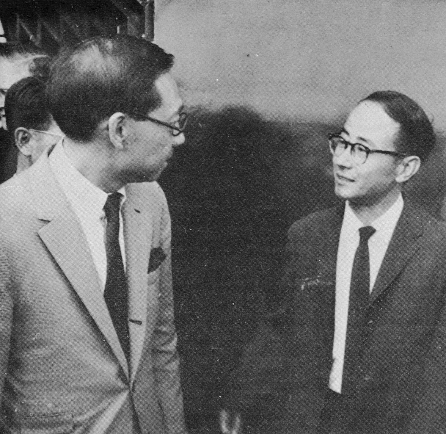 貝聿銘(左)和陳其寬(右)兩位建築師於路思義教堂內合影。 圖 : 東海大學/提供 貝聿銘(左)和陳其寬(右)兩位建築師於路思義教堂內合影。 圖 : 東海大學/提供