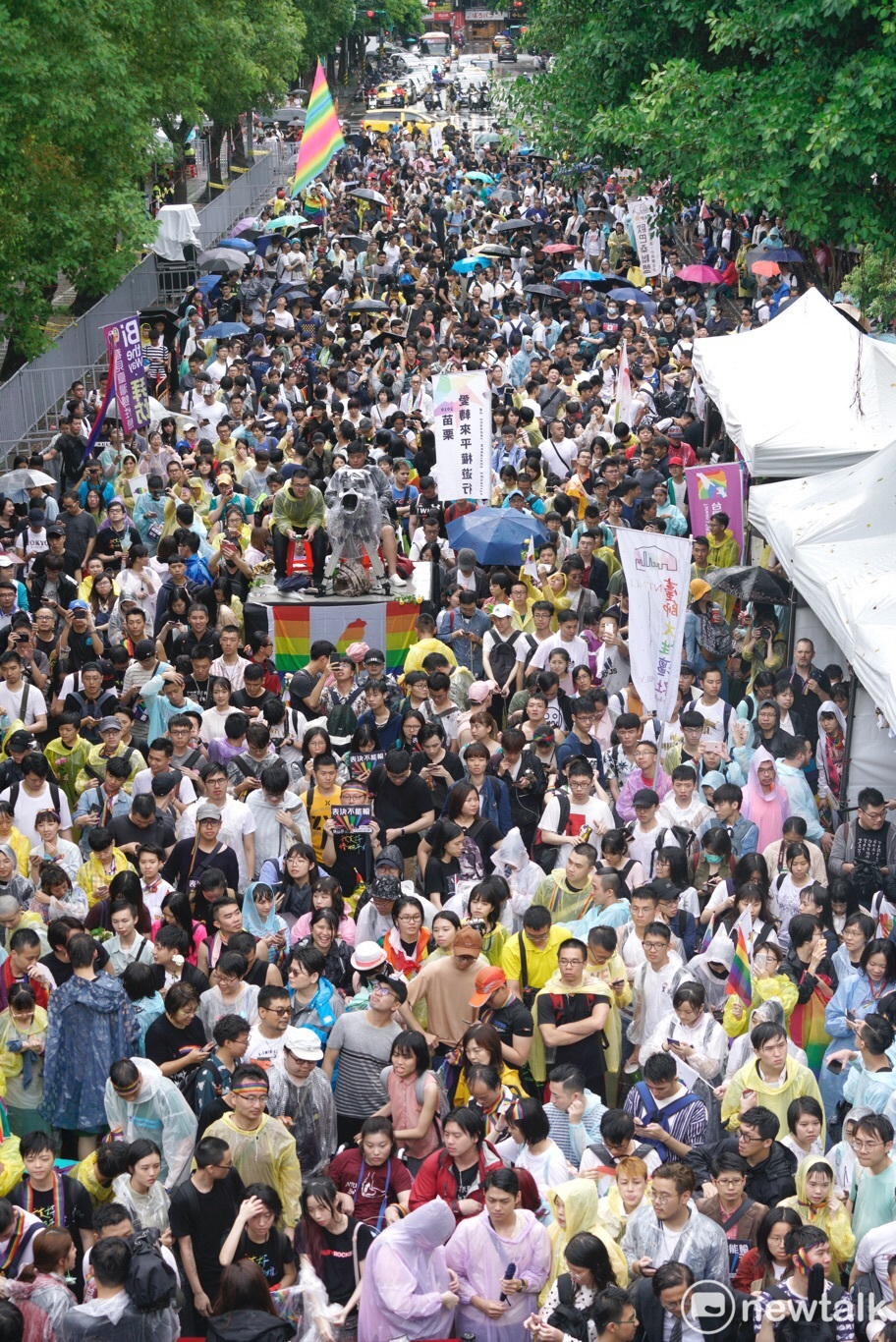 挺同團體及支持者聚集在立法院場外 圖:張良一 / 攝 挺同團體及支持者聚集在立法院場外 圖:張良一 / 攝
