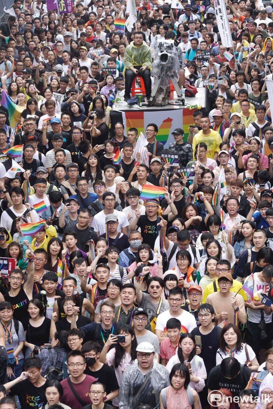 挺同支持者聚集在立法院場外。 圖:張良一 / 攝 挺同支持者聚集在立法院場外。 圖:張良一 / 攝